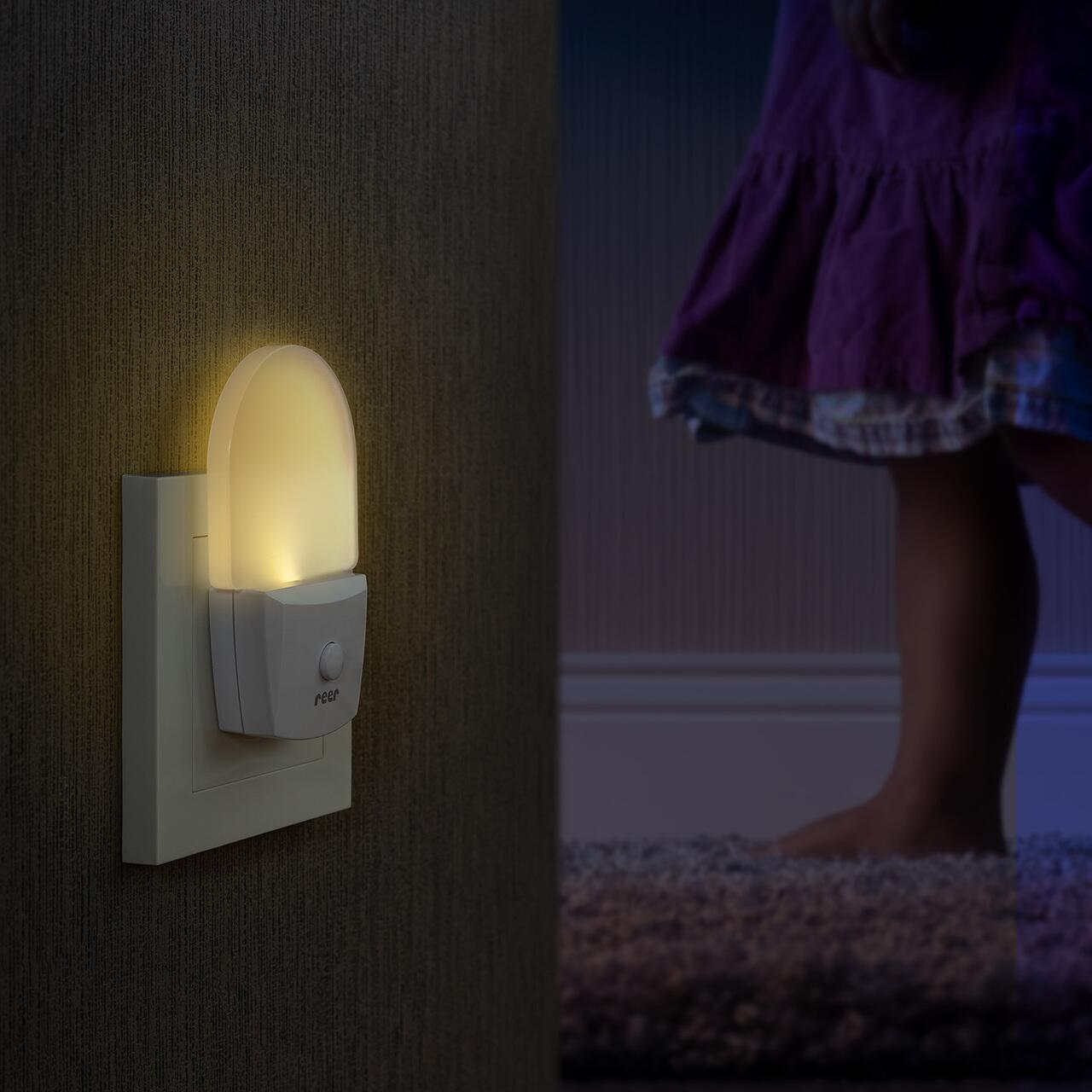 Lampa de veghe LED pentru priza cu comutator Reer NightGuide