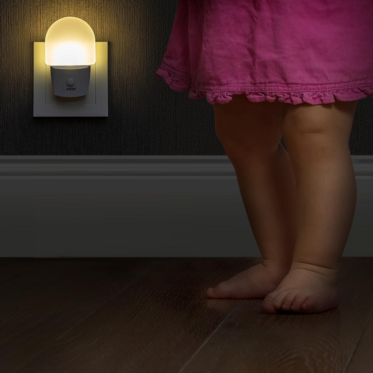 Lampa de veghe LED pentru priza cu comutator Reer NightGuide