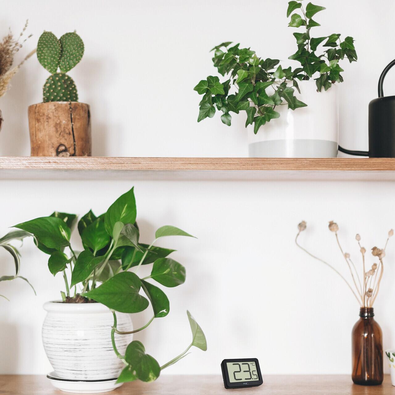 Termometru digital de cameră TFA cu suport magnetic și afișaj mare, negru