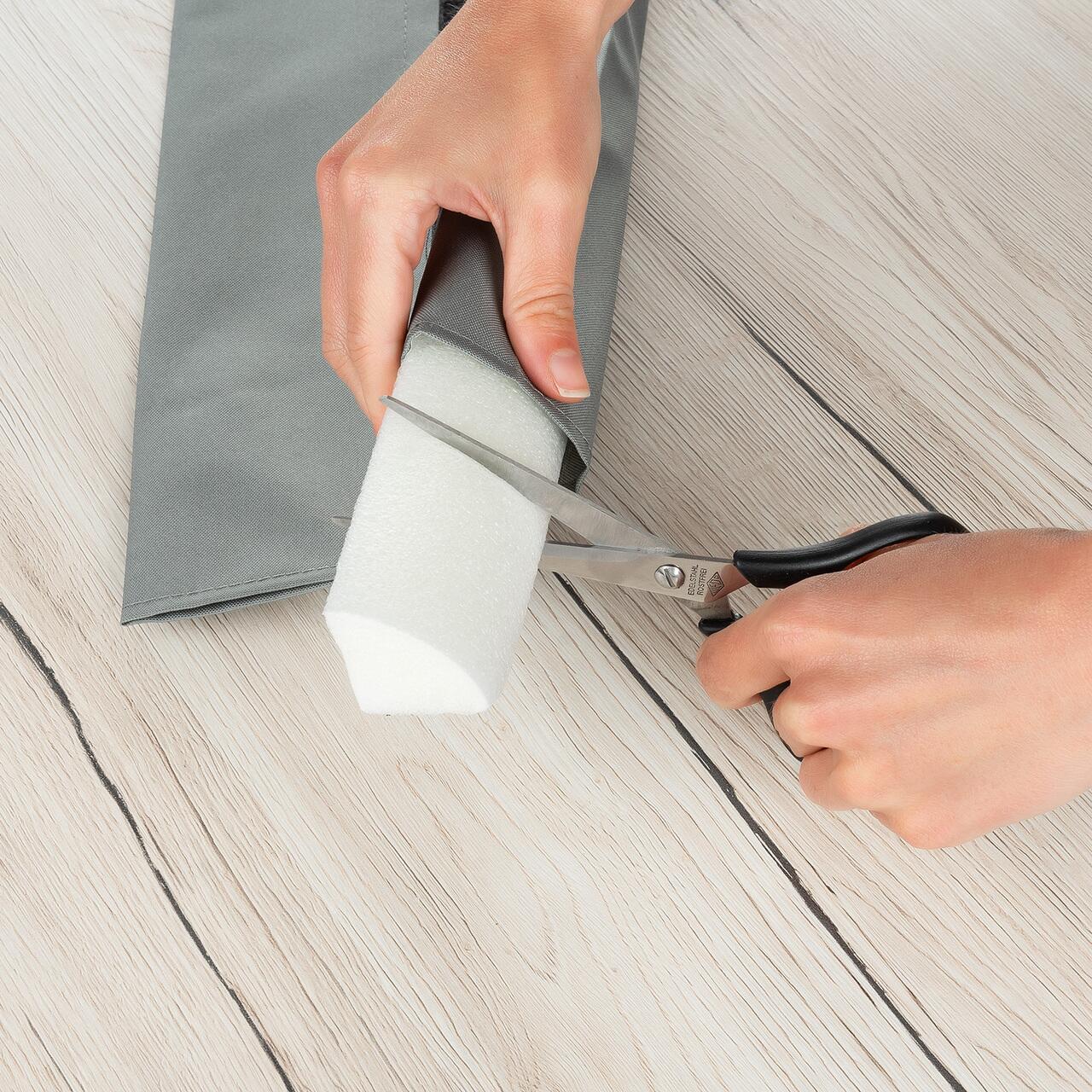 Protectie impotriva prinderii degetelor sub usa, opreste curentii de aer si izoleaza fonic, husa lavabila, 0-24 luni, gri, Reer 70121