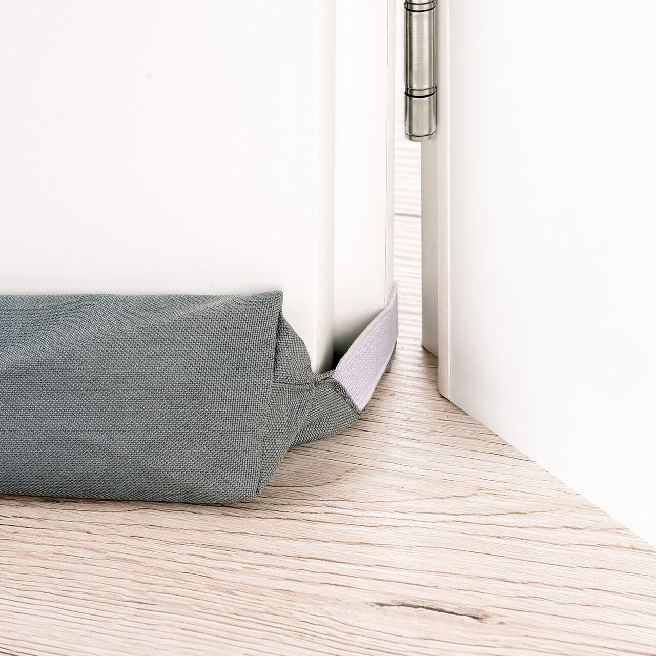 Protectie impotriva prinderii degetelor sub usa, opreste curentii de aer si izoleaza fonic, husa lavabila, 0-24 luni, gri, Reer 70121