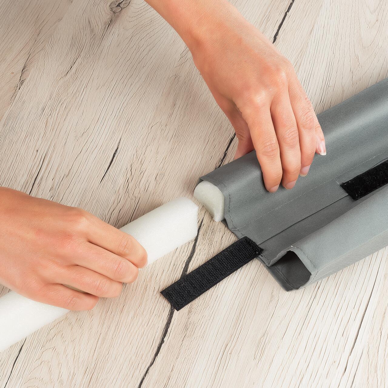 Protectie impotriva prinderii degetelor sub usa, opreste curentii de aer si izoleaza fonic, husa lavabila, 0-24 luni, gri, Reer 70121