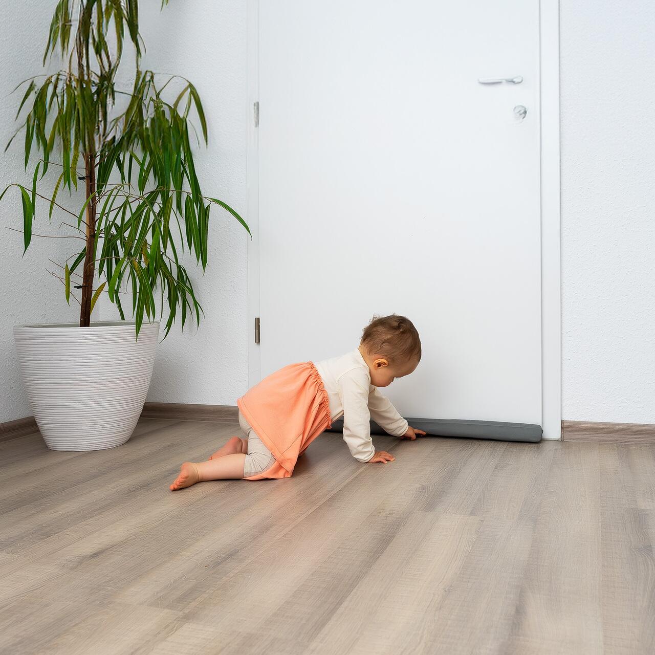 Protectie impotriva prinderii degetelor sub usa, opreste curentii de aer si izoleaza fonic, husa lavabila, 0-24 luni, gri, Reer 70121