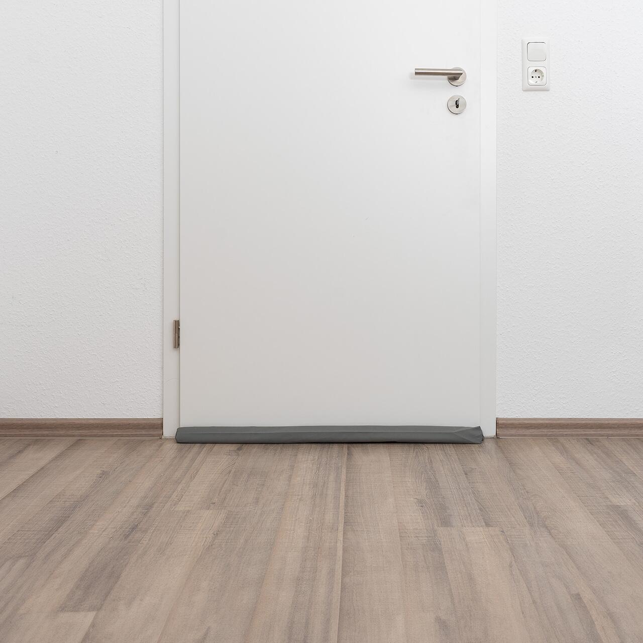 Protectie impotriva prinderii degetelor sub usa, opreste curentii de aer si izoleaza fonic, husa lavabila, 0-24 luni, gri, Reer 70121