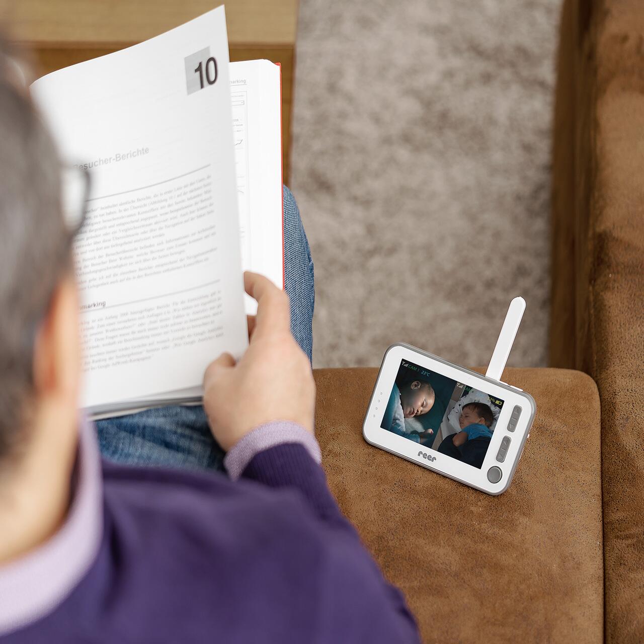 Video monitor digital pentru bebelusi cu camera rotativa si urmarire inteligenta a miscarii, REER BabyCam XL 80440