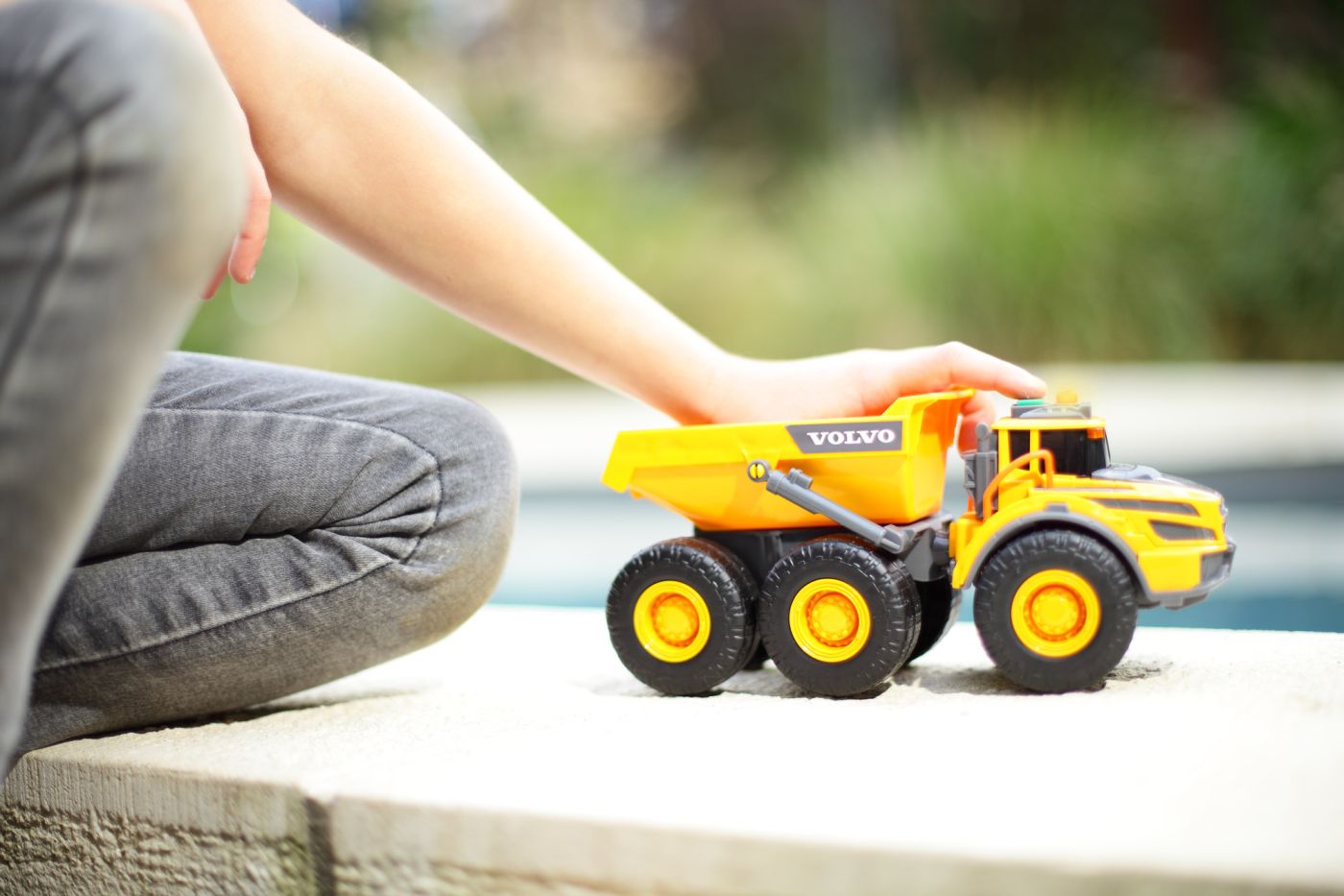 DICKIE BASCULANTA VOLVO ARTICULAT CU SUNETE SI LUMINI 23CM