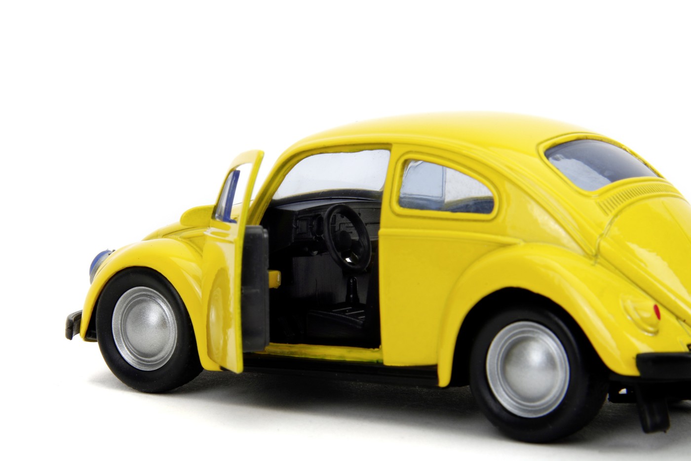 JADA TRANSFORMERS MASINUTA METALICA BUMBLEBEE VOLKSWAGEN BEETLE SCARA 1:32