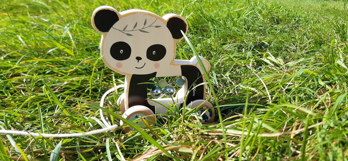 Jucarie de tras panda din lemn Eichhorn, 15 cm, cu clopotei