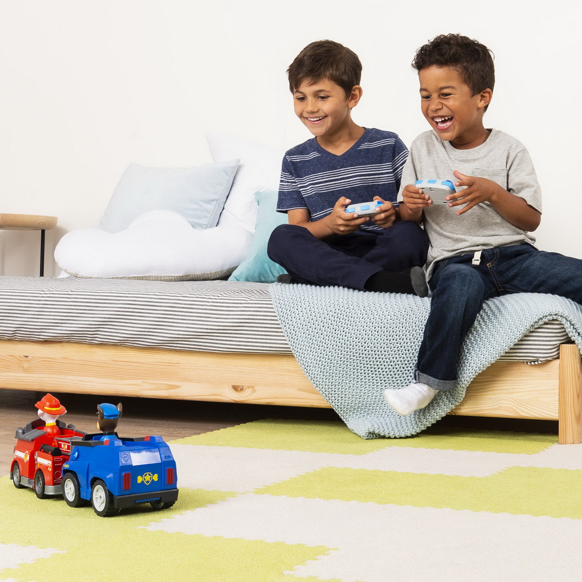 Masina de politie radiocomandata Chase din Patrula Catelusilor