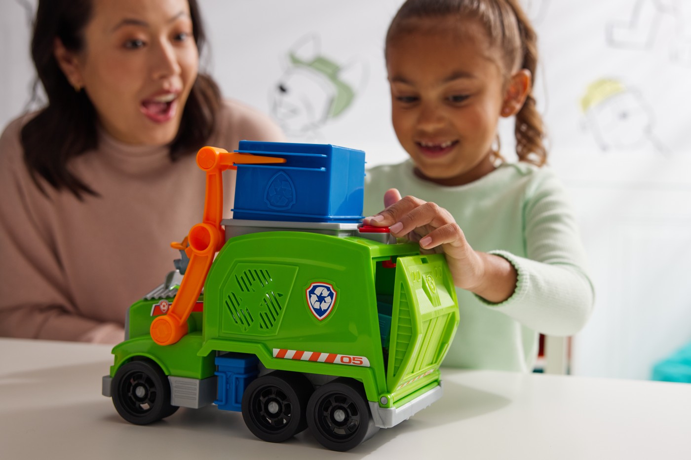 PATRULA CATELUSILOR ROCKY SI CAMIONUL DE RECICLARE CRUSH N ROLL