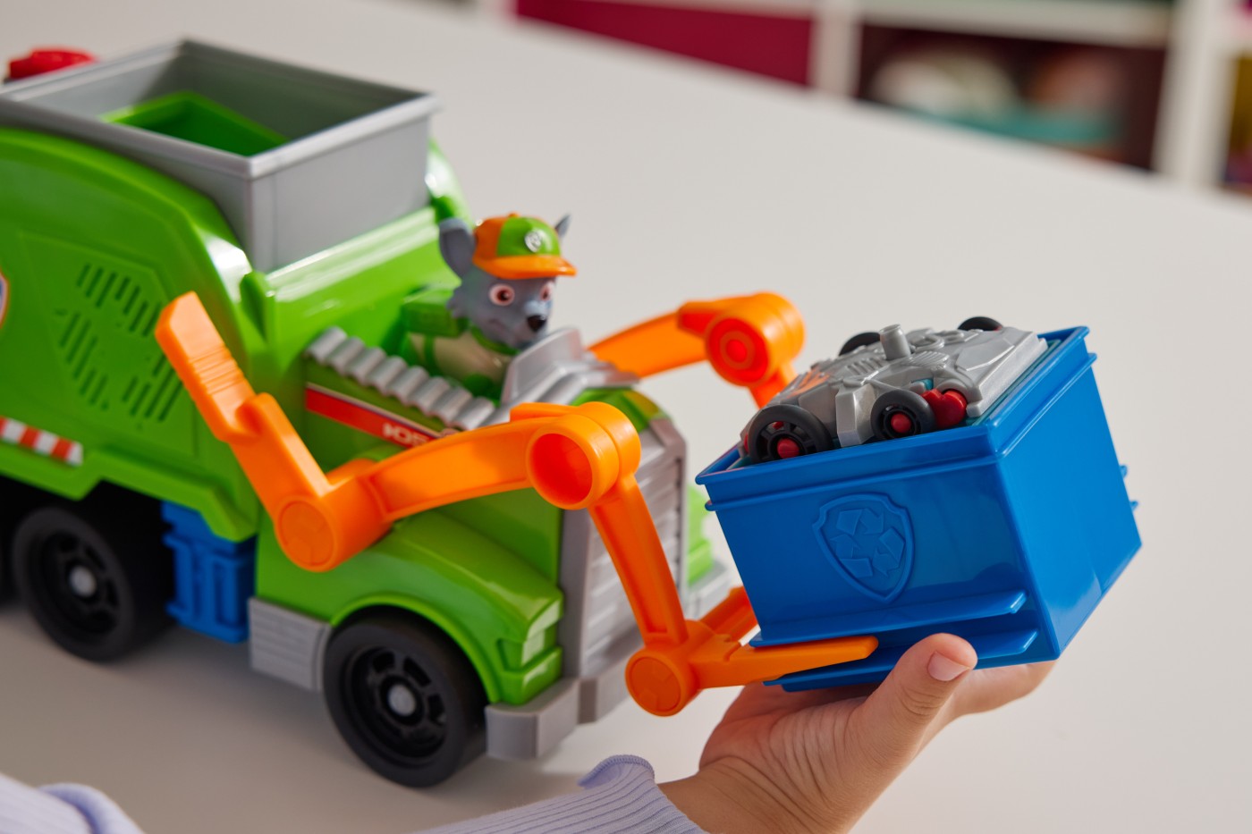 PATRULA CATELUSILOR ROCKY SI CAMIONUL DE RECICLARE CRUSH N ROLL