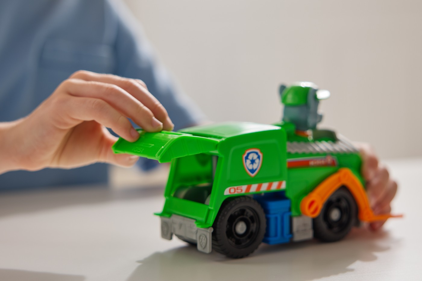 PATRULA CATELUSILOR SET VEHICUL DE BAZA CAMIONUL DE RECICLARE SI FIGURINA ROCKY