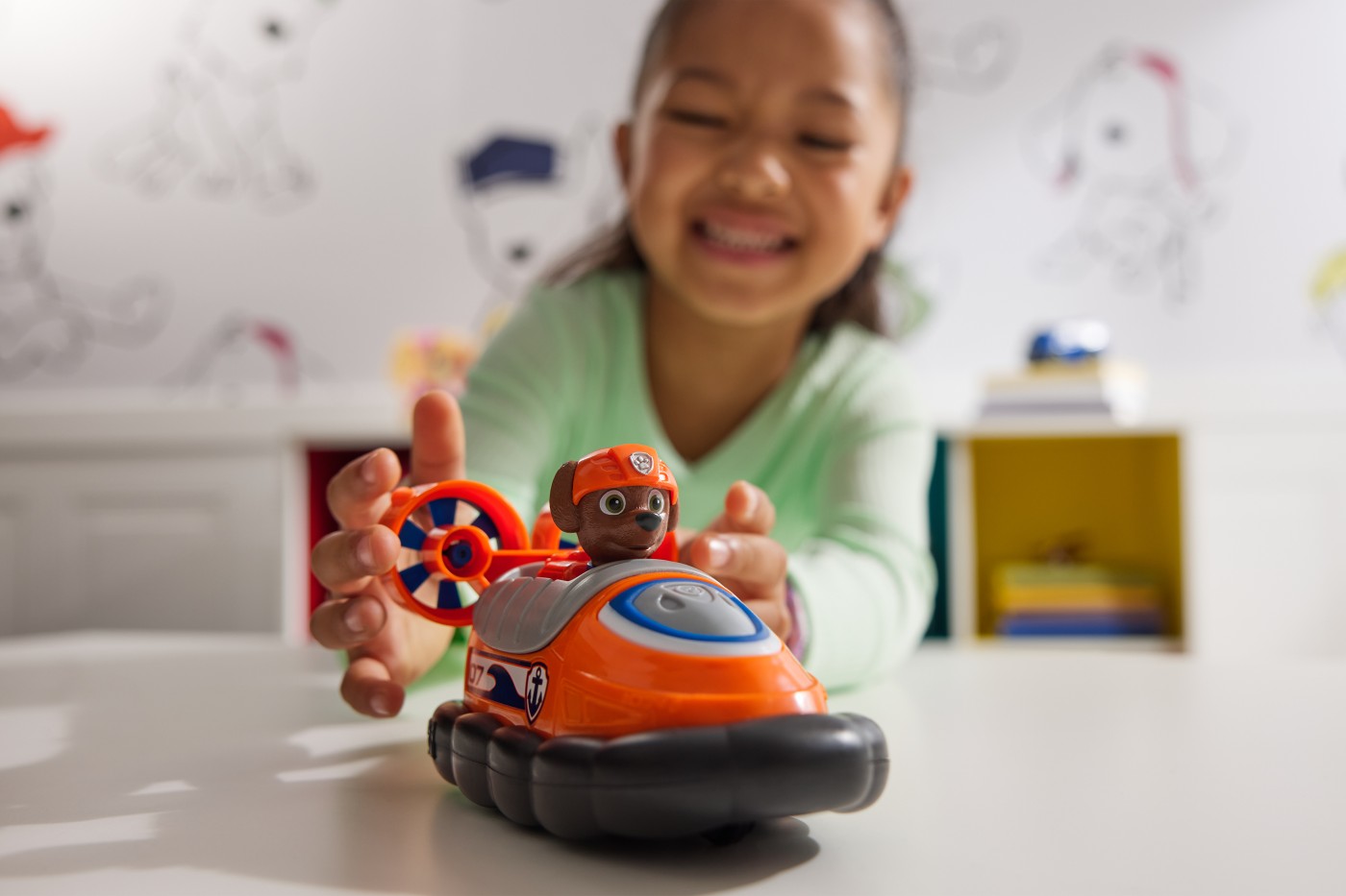 PATRULA CATELUSILOR SET VEHICUL DE BAZA HOVERCRAFT SI FIGURINA ZUMA