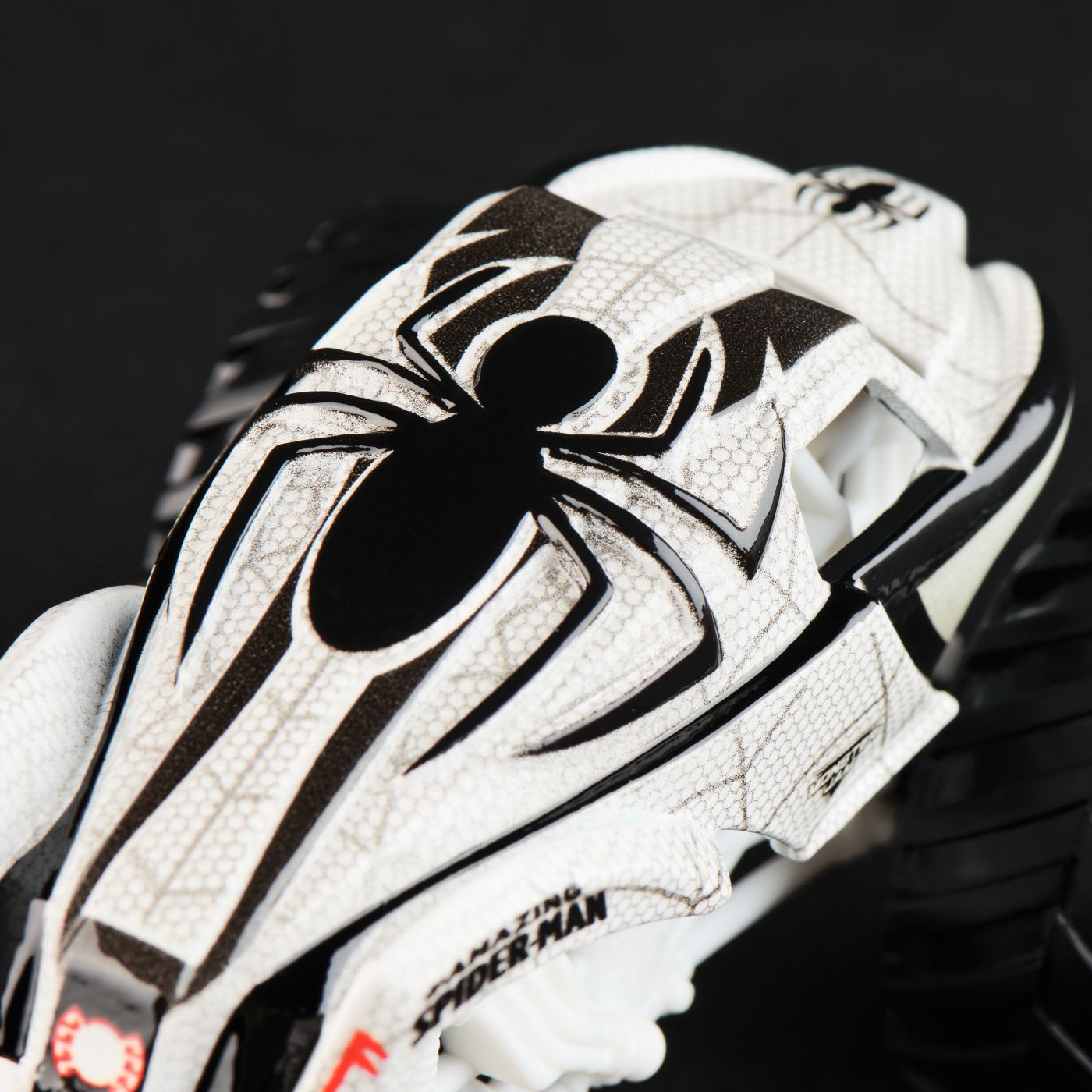 MONSTER JAM MARVEL CAMION GIGANT AMAZING SPIDER MAN ROSU SCARA 1 LA 64