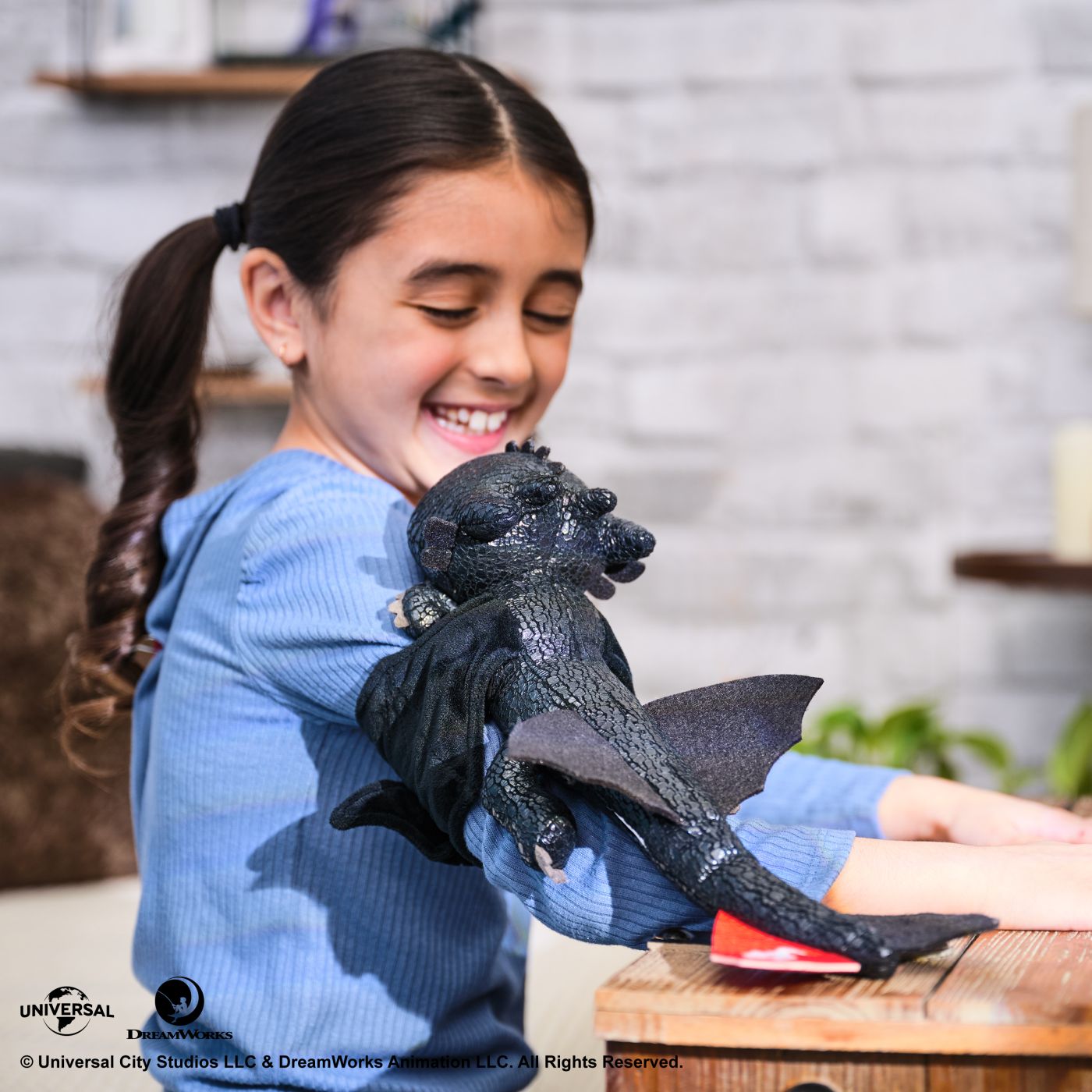 CUM SA ITI DRESEZI DRAGONUL HUG SI GLIDE FIGURINA DRAGON TOOTHLESS