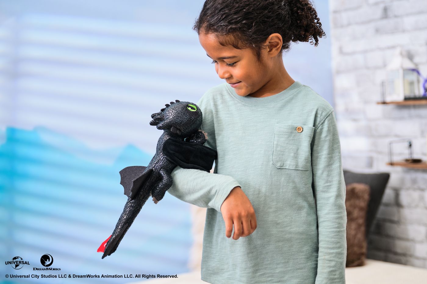 CUM SA ITI DRESEZI DRAGONUL HUG SI GLIDE FIGURINA DRAGON TOOTHLESS