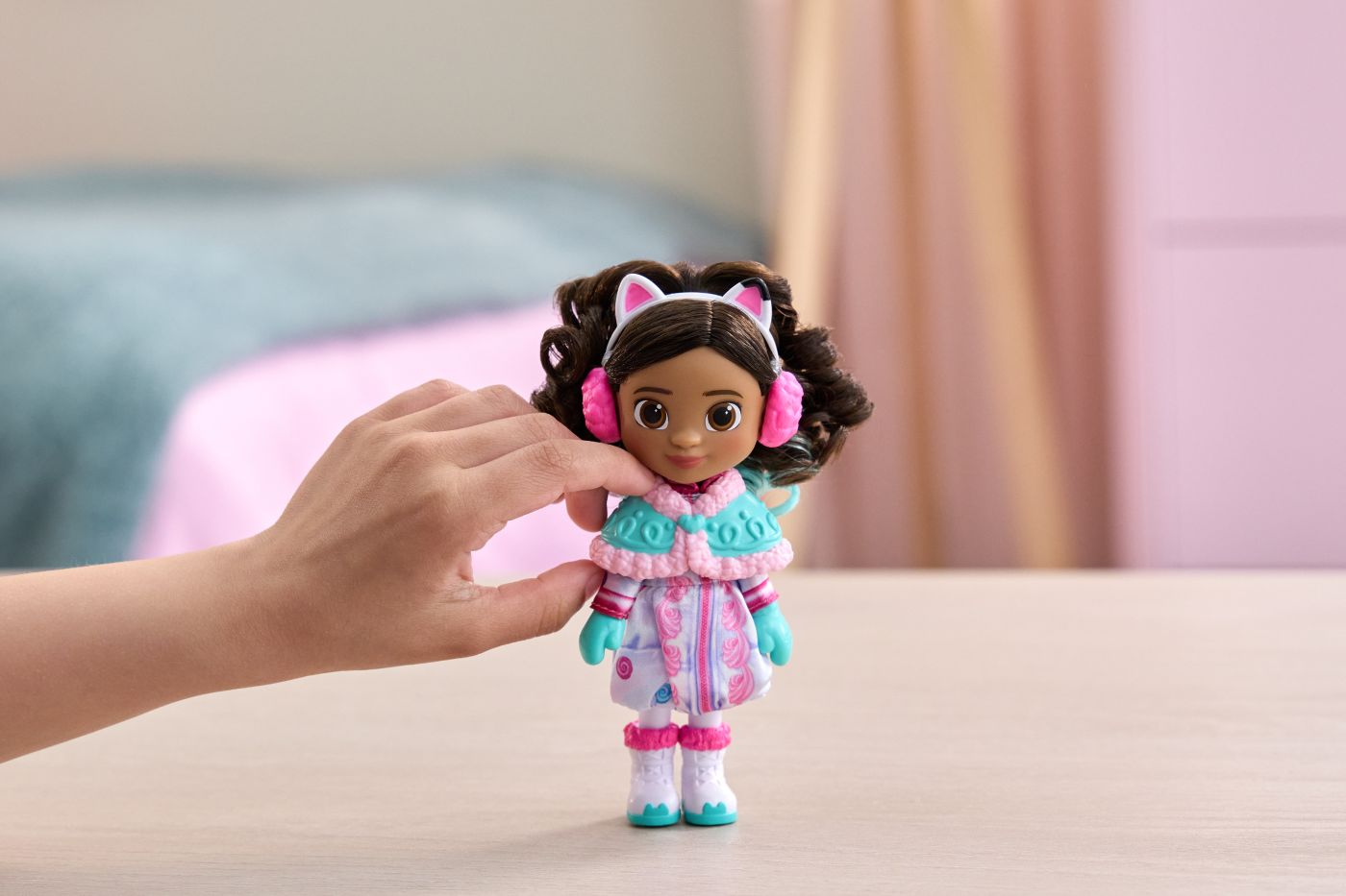 GABBYS DOLLHOUSE FILMUL PAPUSA TINUTA DE IARNA CU ACCESORII