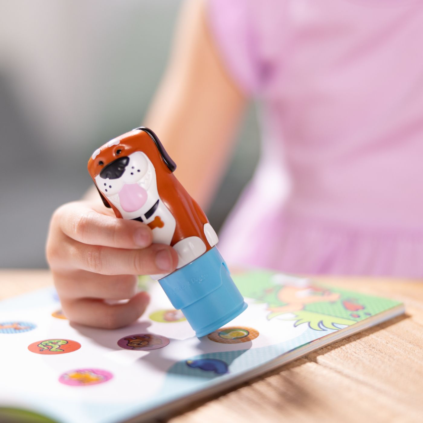 MELISSA AND DOUG SET DE JOACA AUTOCOLANTE SI STAMPILA CU CATELUS REINCARCABILA