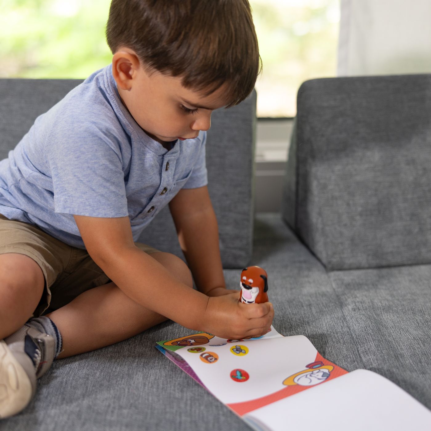 MELISSA AND DOUG SET DE JOACA AUTOCOLANTE SI STAMPILA CU CATELUS REINCARCABILA