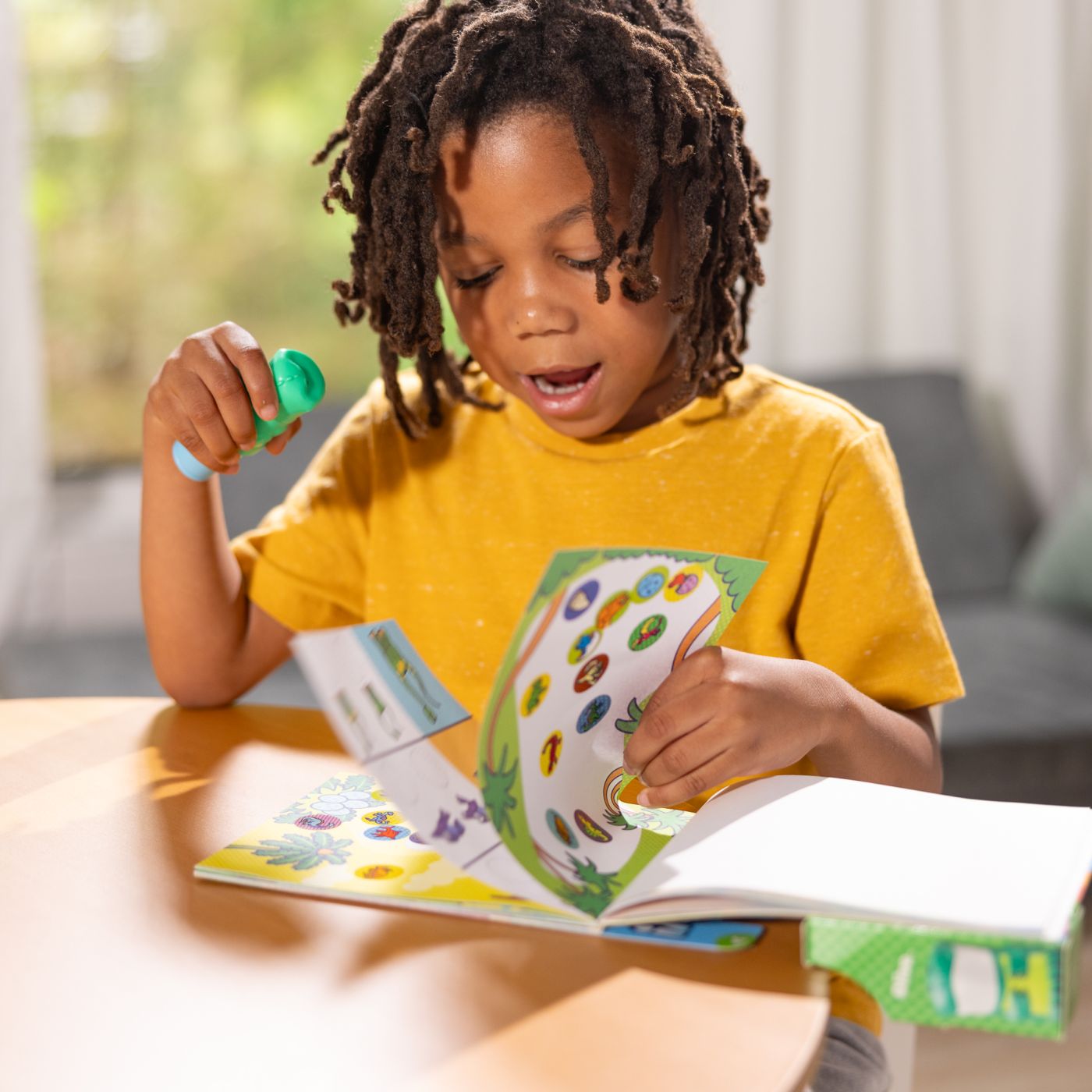 MELISSA AND DOUG STICKER WOW SET DE JOACA AUTOCOLANTE SI STAMPILA REINCARCABILA DINOZAUR