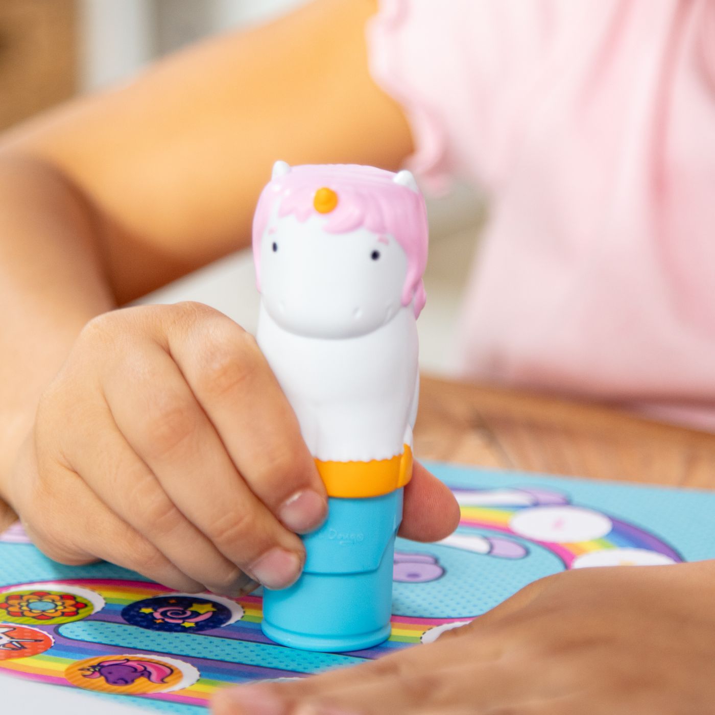 MELISSA AND DOUG STICKER WOW SET DE JOACA AUTOCOLANTE SI STAMPILA REINCARCABILA UNICORN