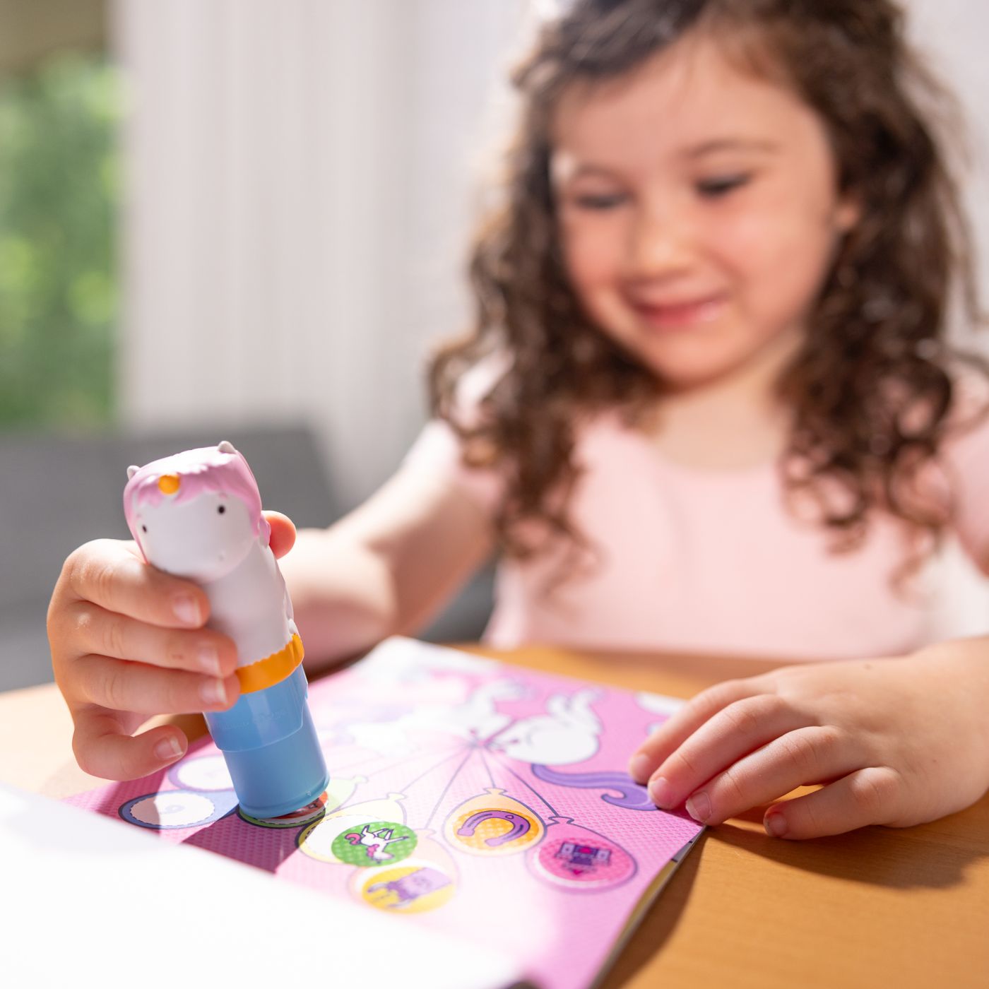 MELISSA AND DOUG STICKER WOW SET DE JOACA AUTOCOLANTE SI STAMPILA REINCARCABILA UNICORN