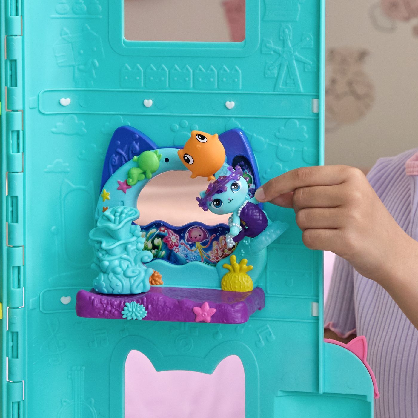 GABBYS DOLLHOUSE FILMUL SET BALCONUL ACVARIU SI FIGURINA MERCAT CU ACCESORII