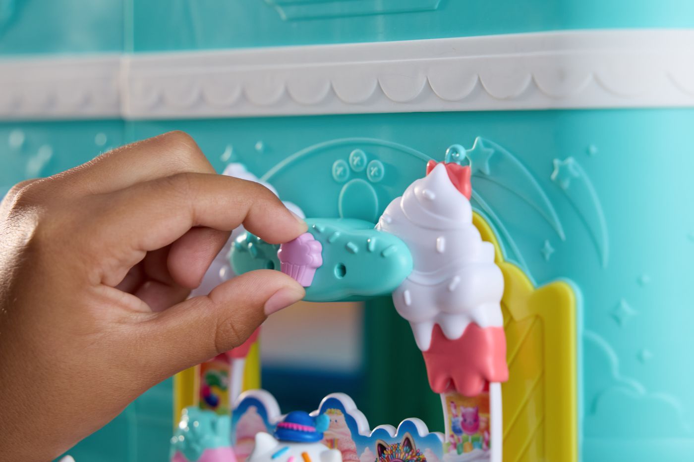 GABBYS DOLLHOUSE FILMUL SET BALCONUL DIN DULCIURI SI FIGURINA PISICA CAKEY CU ACCESORII