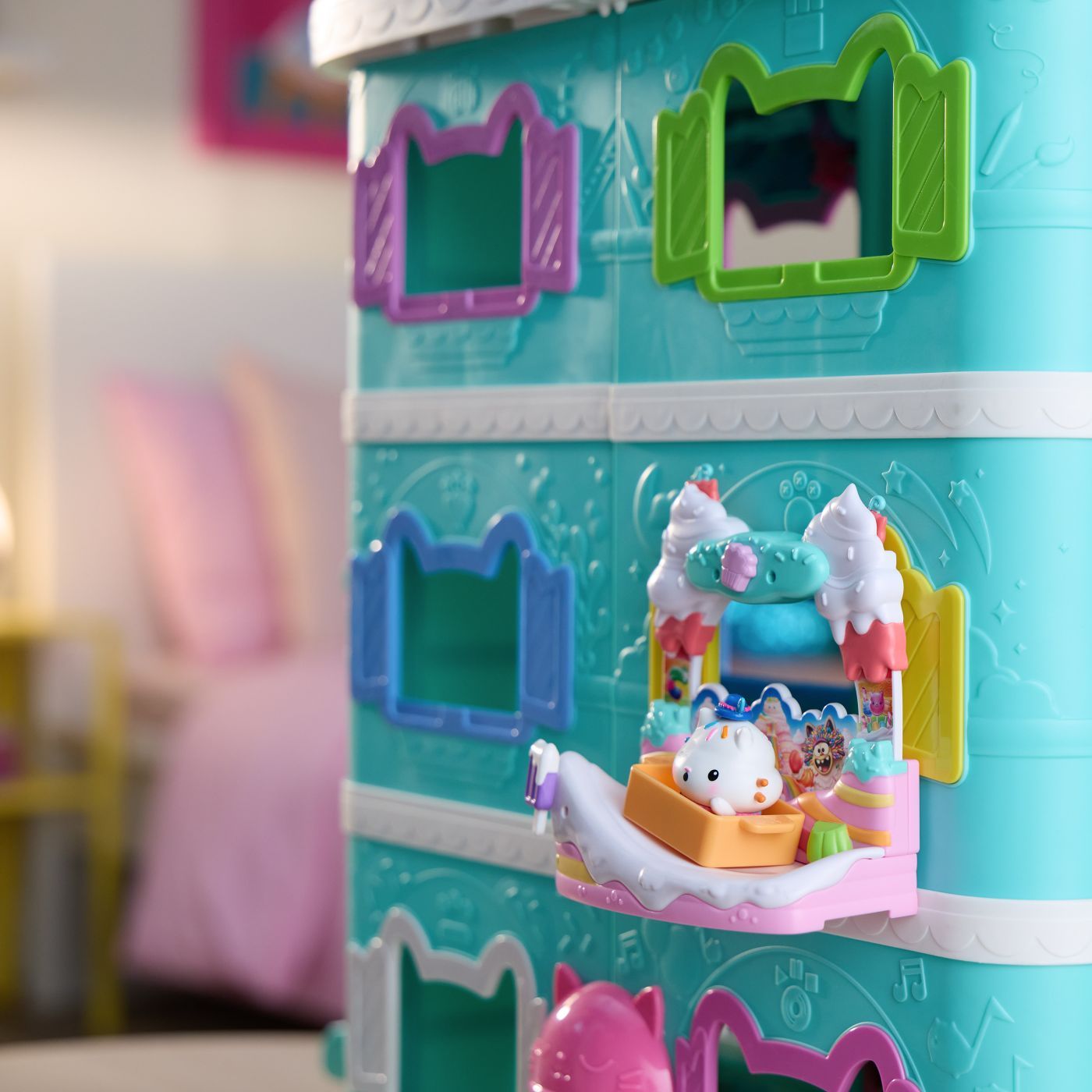 GABBYS DOLLHOUSE FILMUL SET BALCONUL DIN DULCIURI SI FIGURINA PISICA CAKEY CU ACCESORII