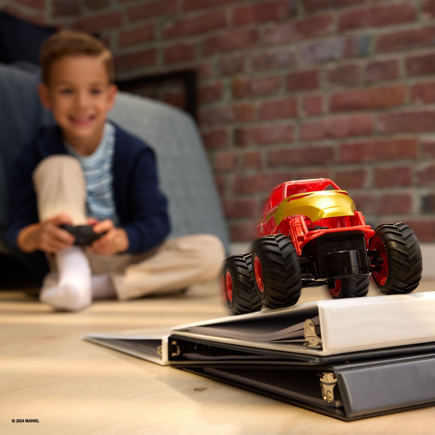 MONSTER JAM MARVEL CAMION GIGANT CU TELECOMANDA IRON MAN SCARA 1 LA 24