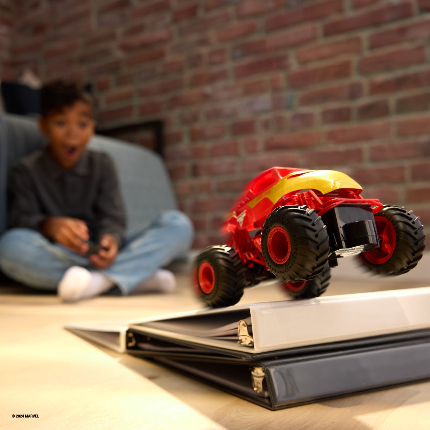 MONSTER JAM MARVEL CAMION GIGANT CU TELECOMANDA IRON MAN SCARA 1 LA 24