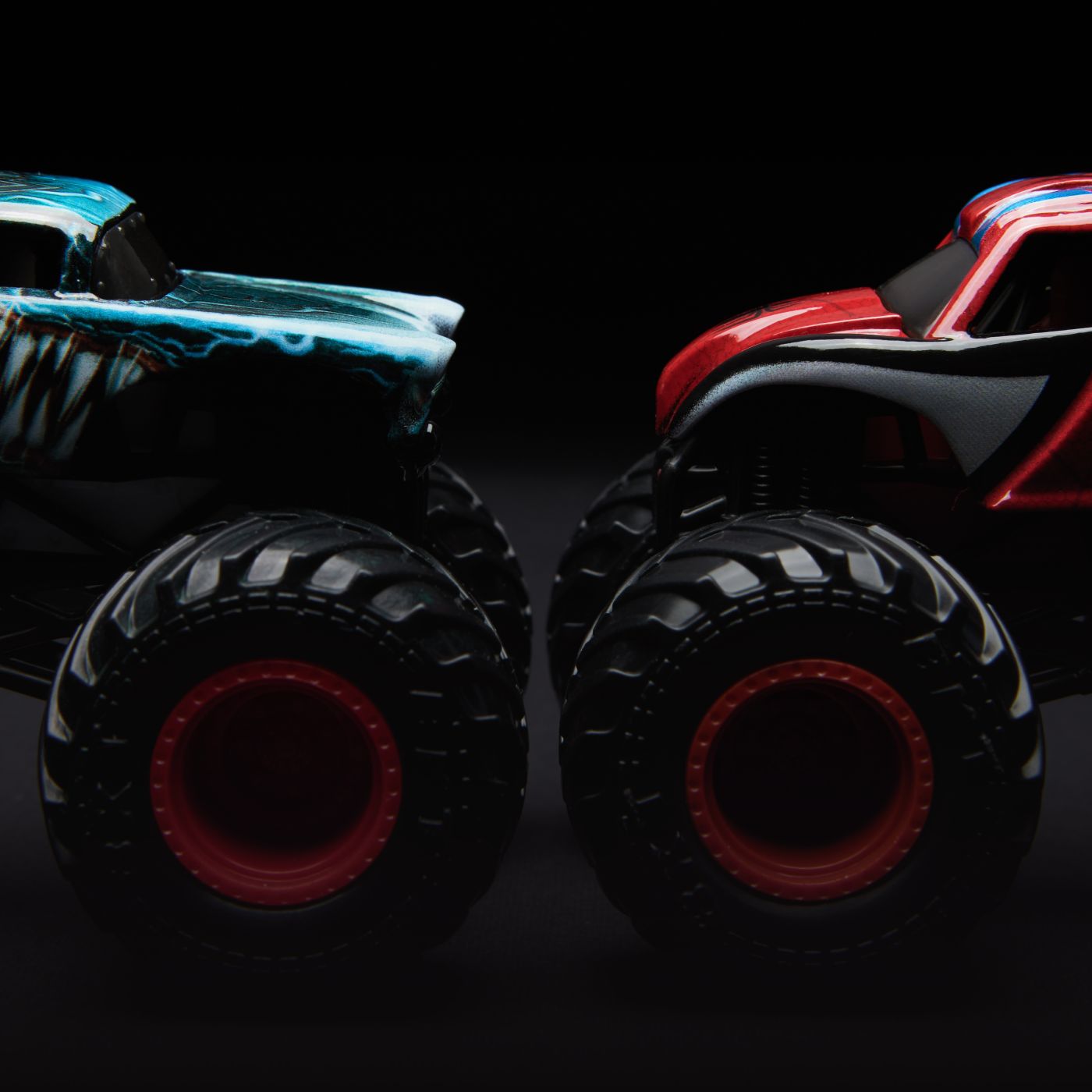 Set 2 mașinuțe metalice Monster Jam Venom vs Spider-Man, scara 1:65