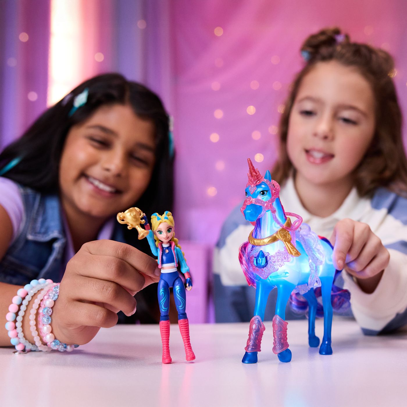 Set Unicorn Academy River si papusa Isabel cu efecte luminoase
