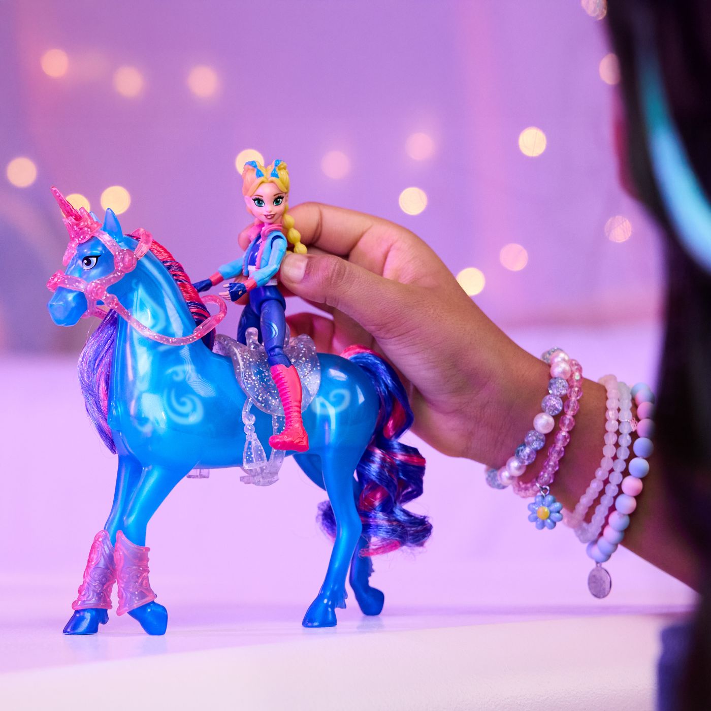 Set Unicorn Academy River si papusa Isabel cu efecte luminoase