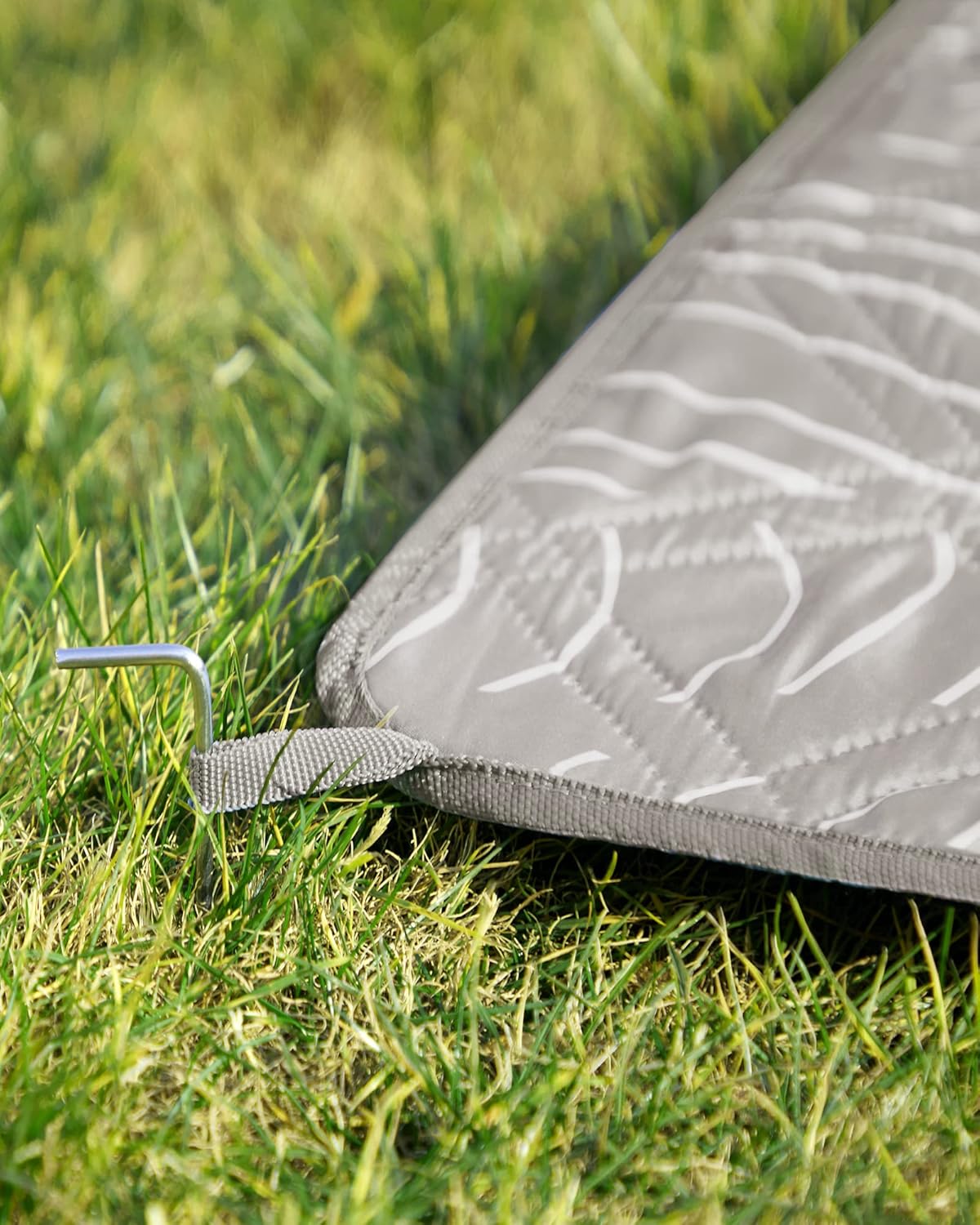 SONGMICS Patura picnic impermeabila 300x200 cm, cu ancore de fixare, pliabila, lavabila, multistrat, kaki cu model tropical Household NewTrend