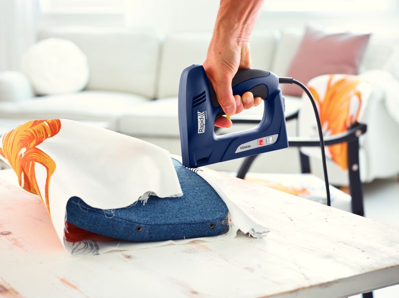 Capsator electric Rapid ESN530 pentru tapițerie, capse tip 53, 6-14 mm