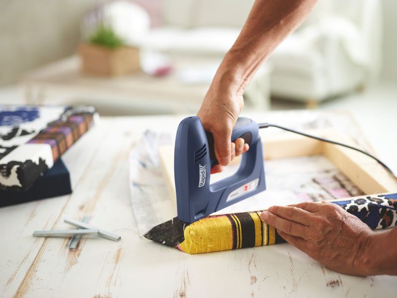 Capsator electric Rapid ESN530 pentru tapițerie, capse tip 53, 6-14 mm