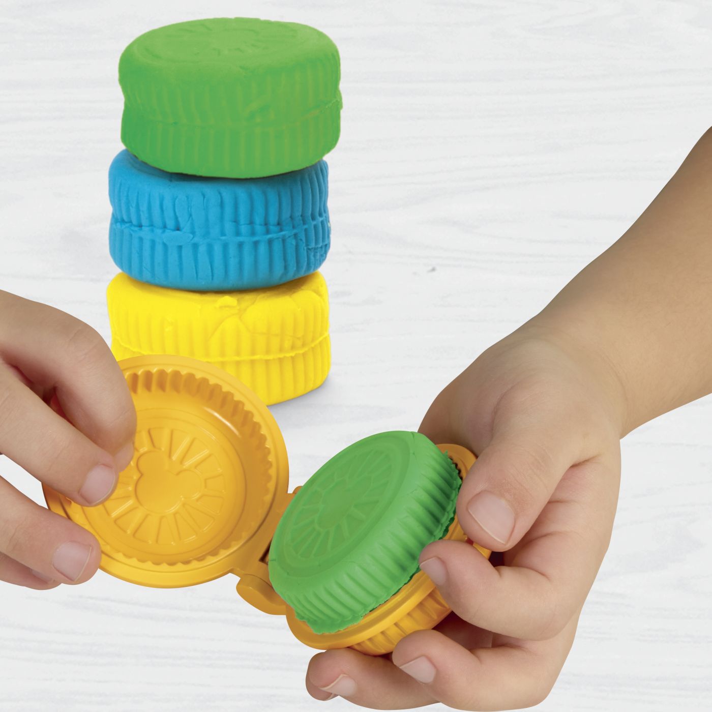 Set Play-Doh Disney Jr Mickey Mouse Garaj Portabil cu Plastilina