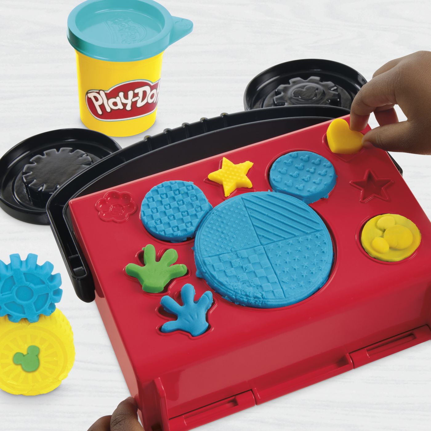 Set Play-Doh Disney Jr Mickey Mouse Garaj Portabil cu Plastilina