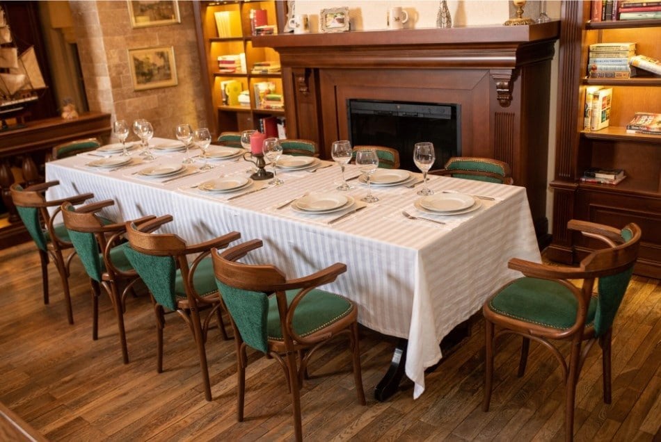 Set 2 fete de masa damasc albe Somnart, 180x260 cm, 100% bumbac, 12 persoane