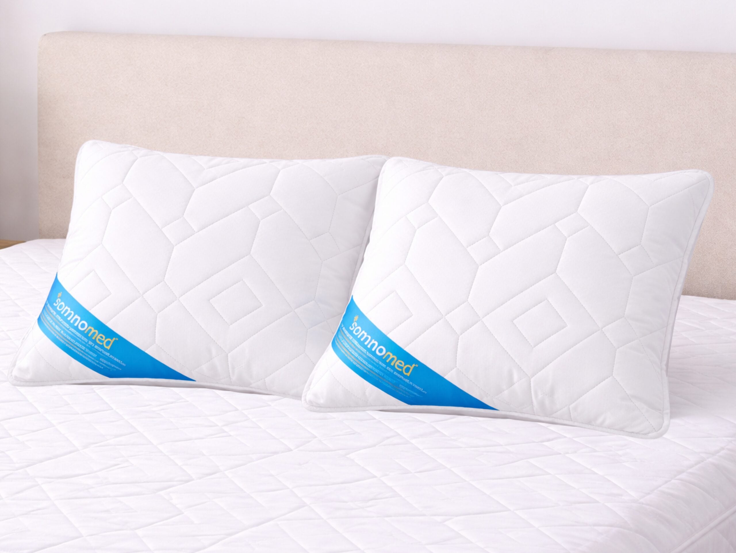 Pernă antimicrobiană Somnomed 70x70 cm, lavabilă la 95°C, vidată