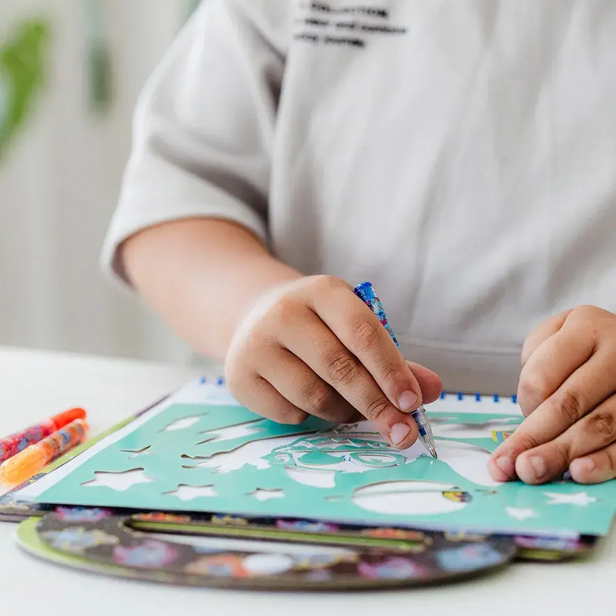 Carte de activitati Stitch cu pixuri gel, abtibilduri si sabloane