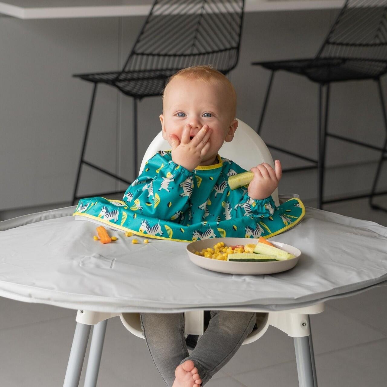 Baveta impermeabila cu maneci lungi pentru bebe, model Zebre vesele