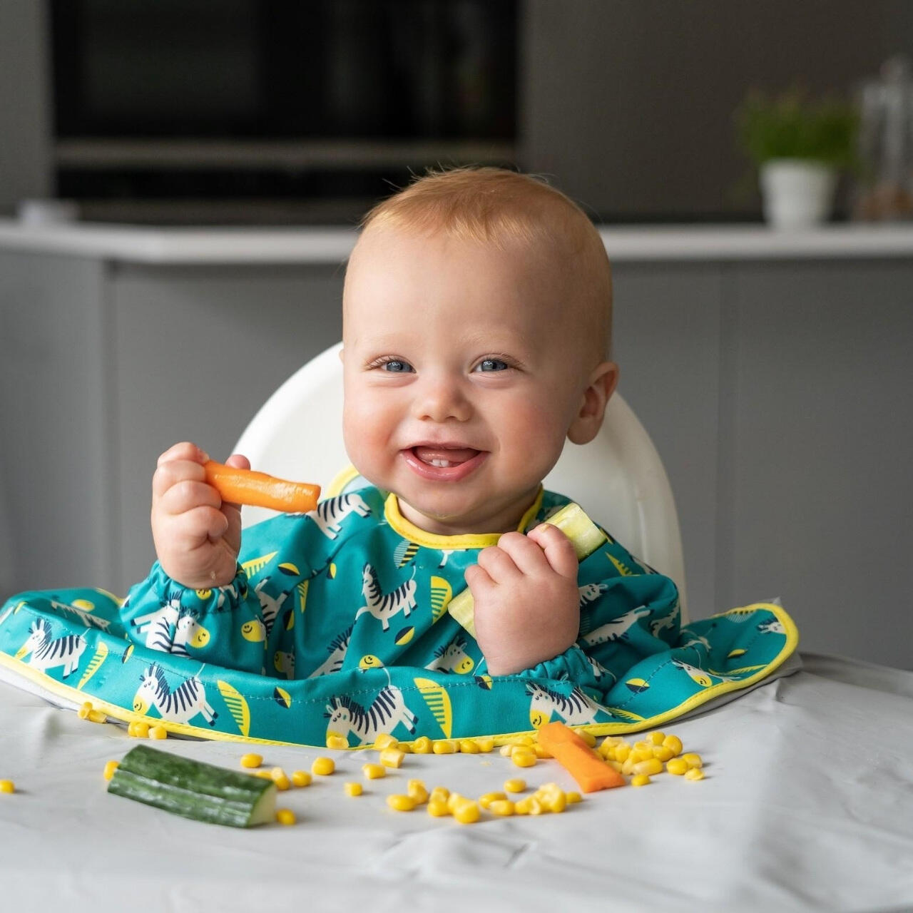 Baveta impermeabila cu maneci lungi pentru bebe, model Zebre vesele