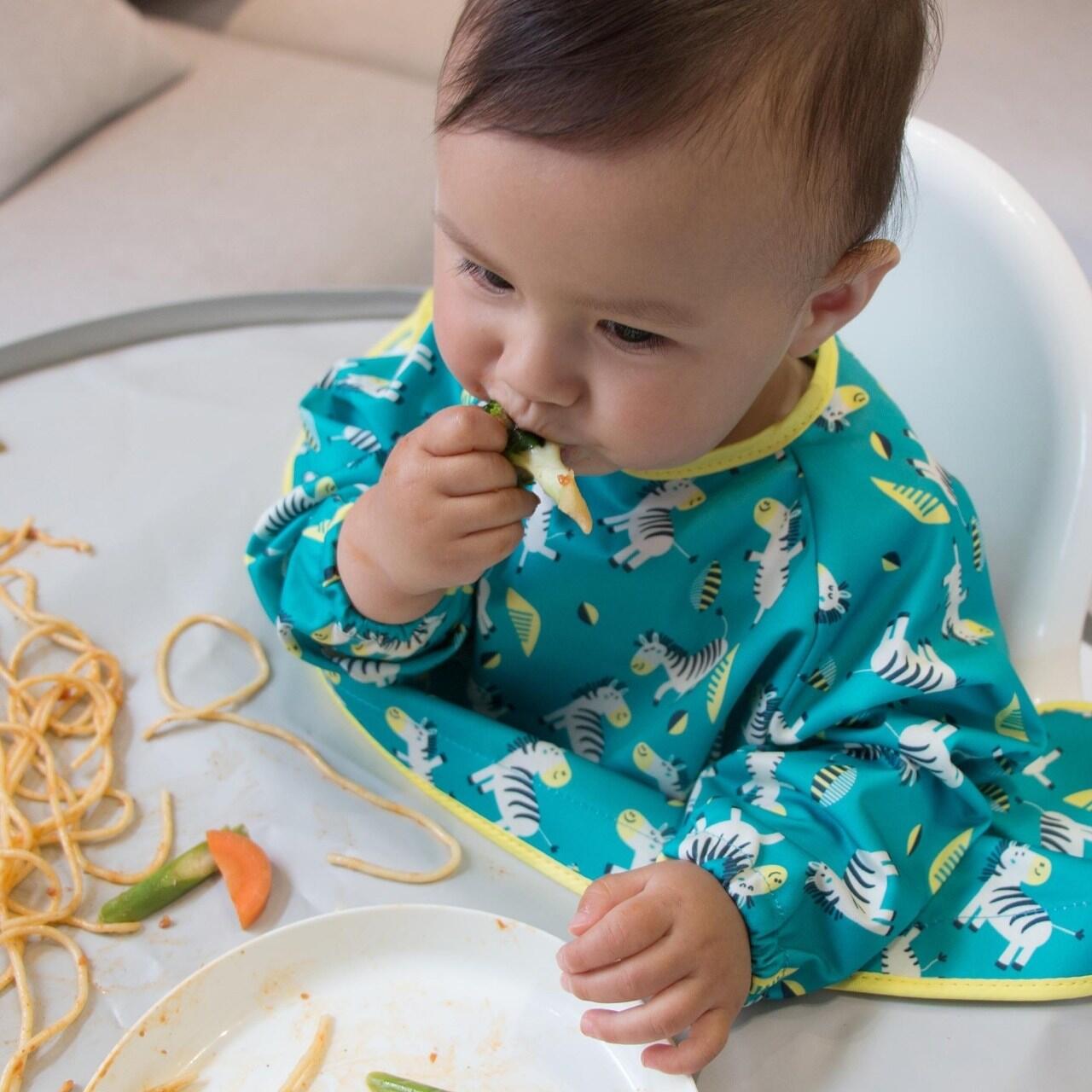 Baveta impermeabila cu maneci lungi pentru bebe, model Zebre vesele