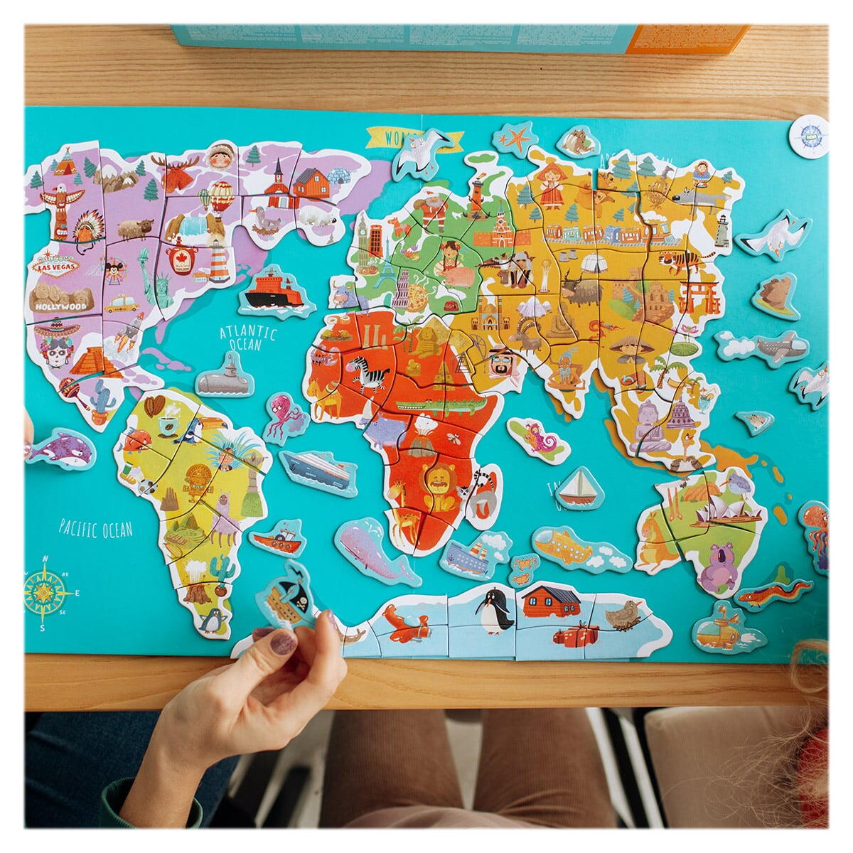 Puzzle magnetic educativ Harta lumii cu 136 piese pentru copii 5+