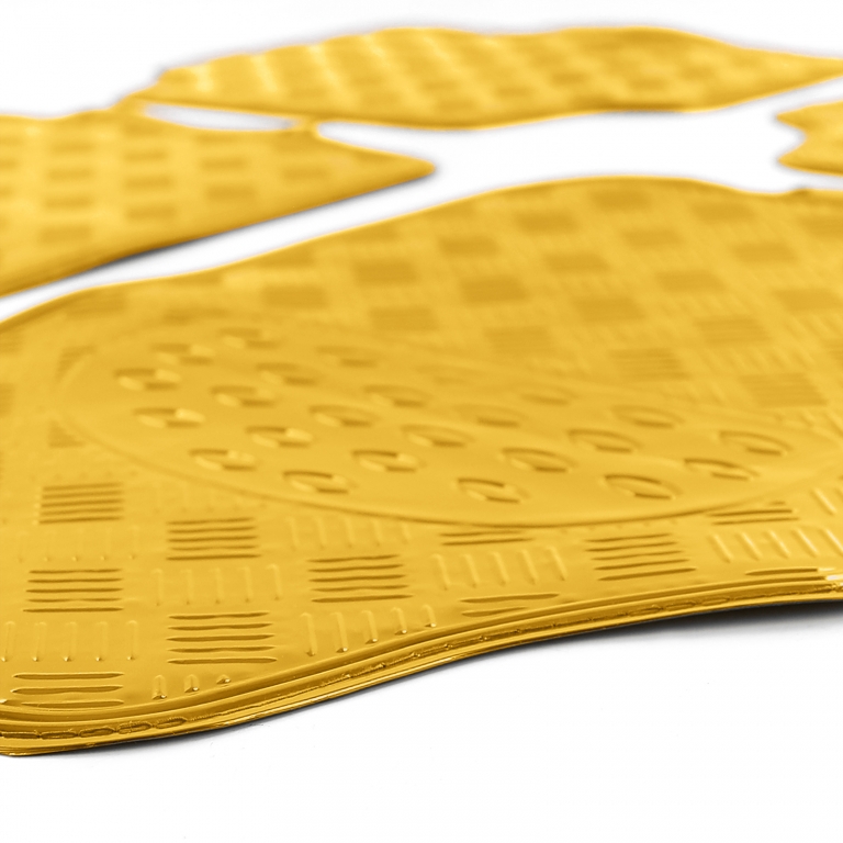 Set de covorașe din cauciuc pentru mașină 4 bucăți Aspect tablă cu carouri din aluminiu Universal Cromat Aurie Performance AutoTuning