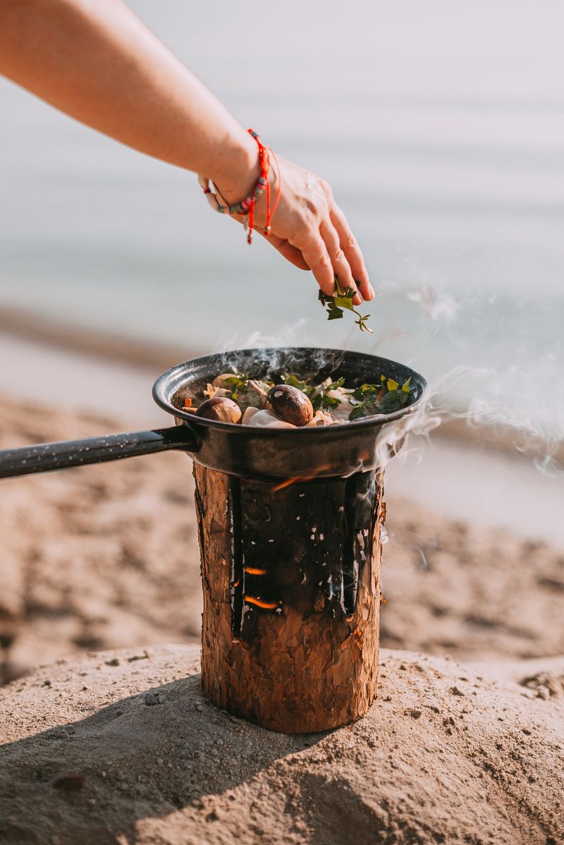Švédsky oheň Strend Pro WOODSON, prenosné ohnisko, prírodný varič, poleno na varenie, kempovanie, táborák, 1 hod