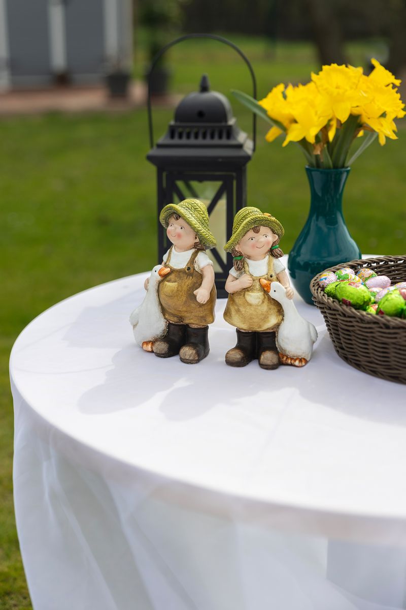 Dekorácia MagicHome, Dievčatko s húskou v hnedom oblečení, keramika, 6,5x12,5x19 cm