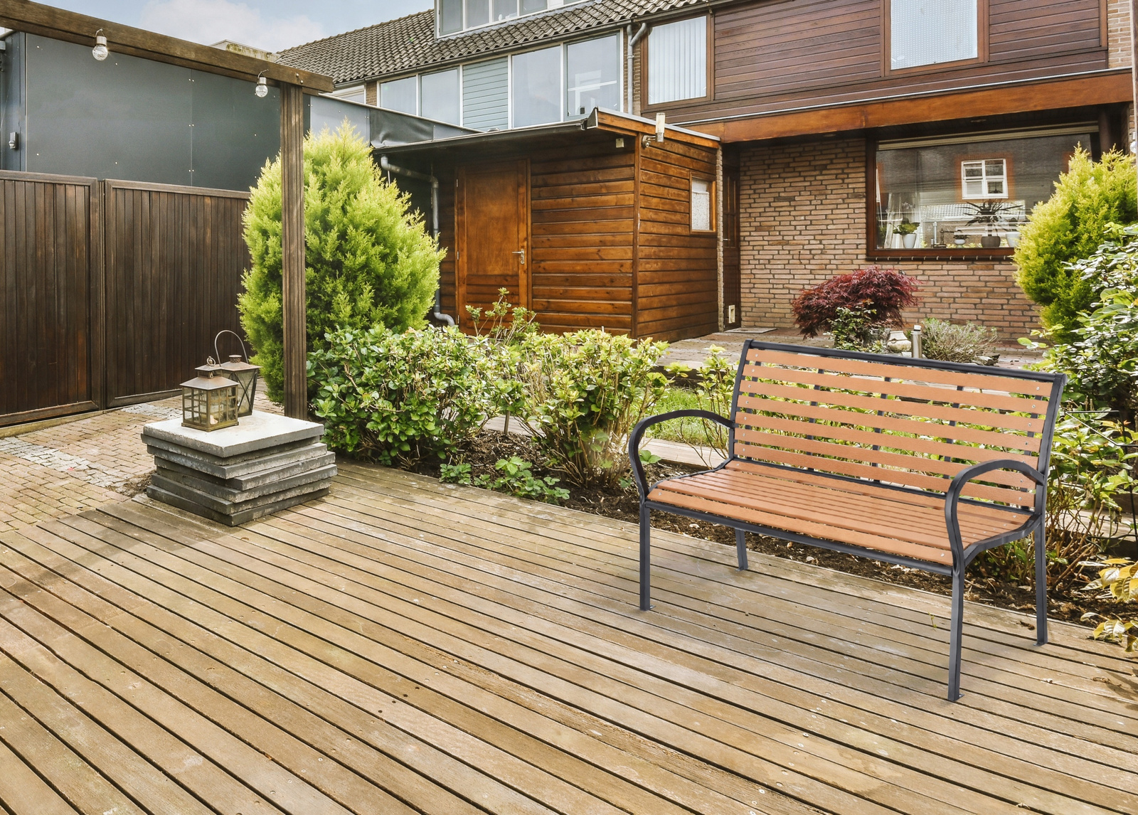 Banca de gradina maro cu cadru metalic si PVC imitatie lemn, 125 cm